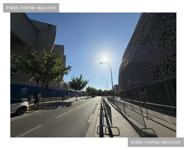 王子公园球场测试新型草坪照明系统，旨在优化夜间比赛转播画质