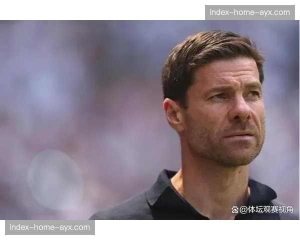 特写:终场哨响,率领勒沃库森夺冠的主帅阿隆索被球员高高抛起