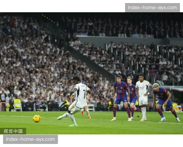 国家德比半场战报：皇马1-0客胜巴萨，维尼修斯反击得手，主队零射正